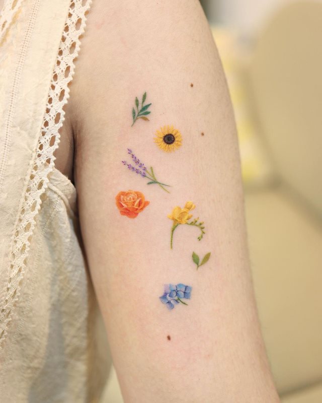 tattoo femenino flor pequena 01