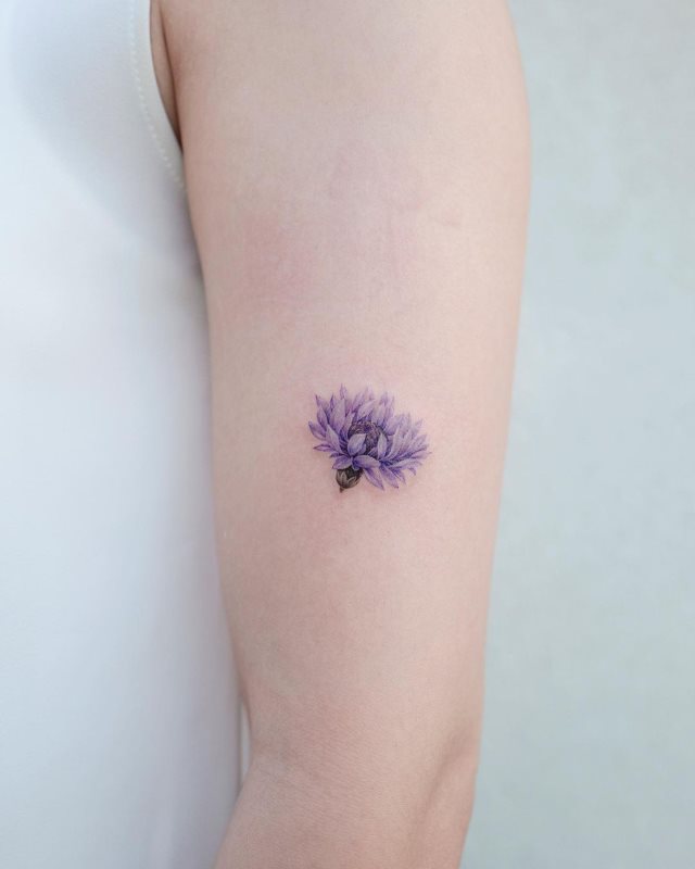 tattoo femenino flor pequena 06