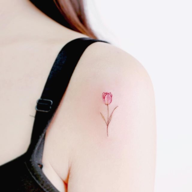 tattoo femenino flor pequena 10