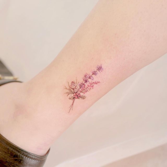 tattoo femenino flor pequena 11