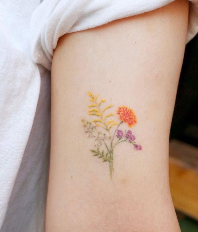 tattoo femenino flor pequena 13