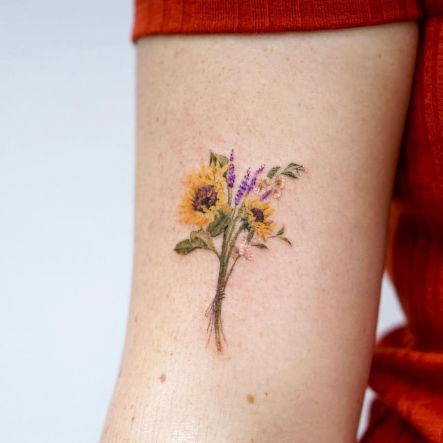 tattoo femenino flor pequena 14