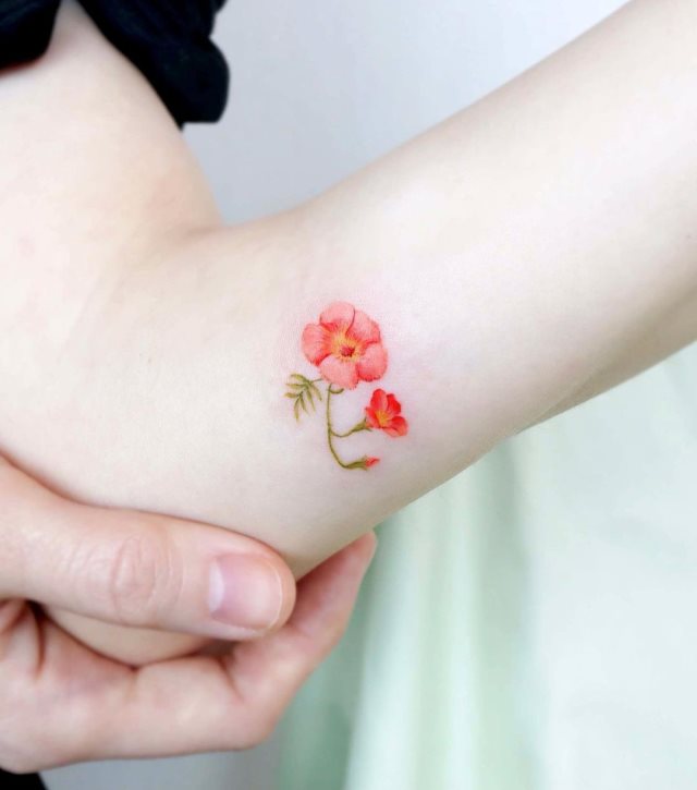 tattoo femenino flor pequena 15