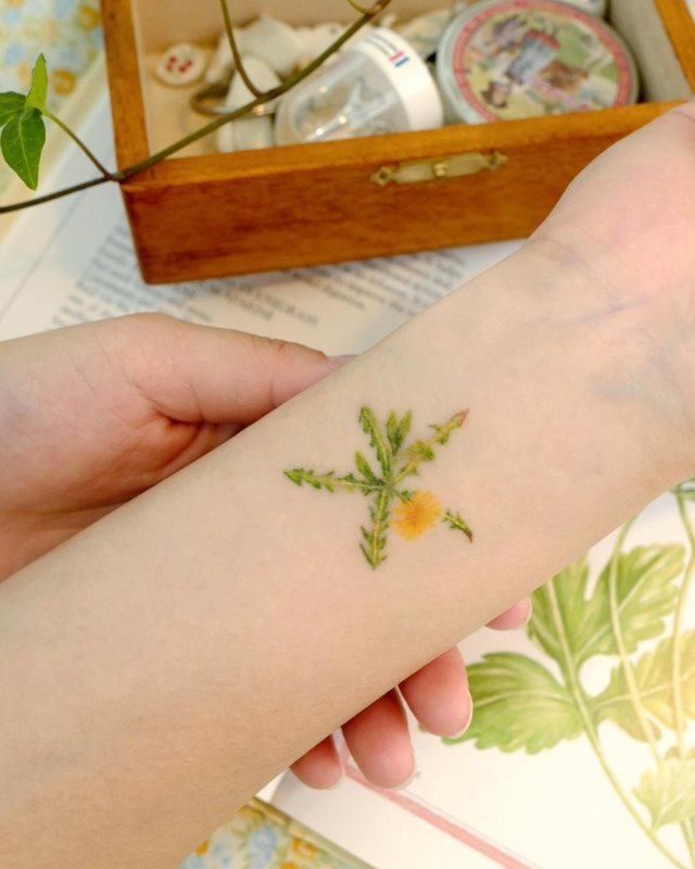 tattoo femenino flor pequena 17