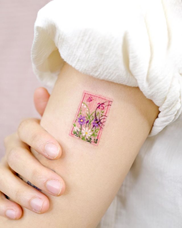 tattoo femenino flor pequena 18