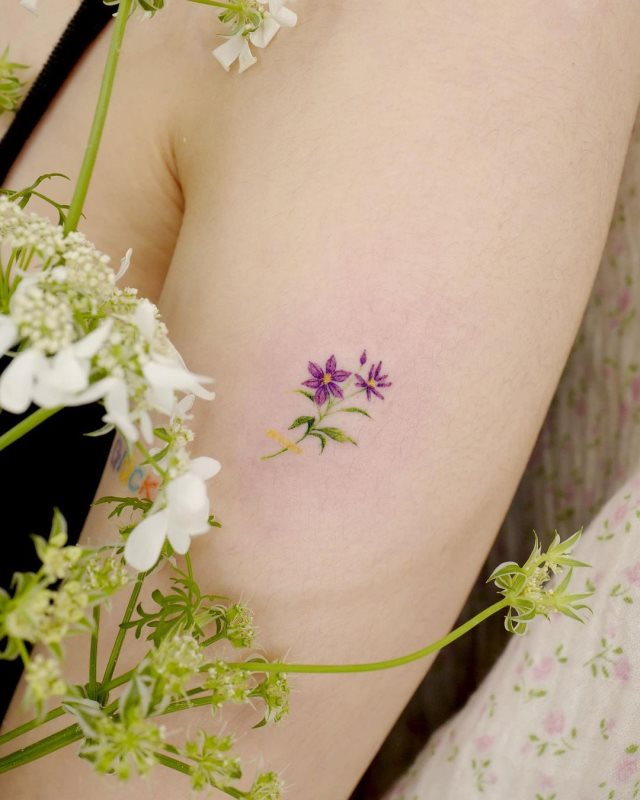 tattoo femenino flor pequena 19