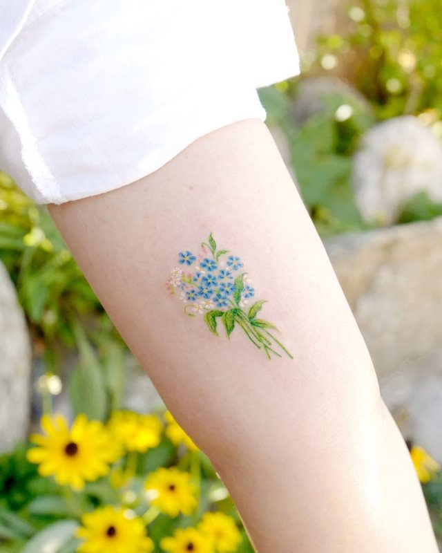 tattoo femenino flor pequena 20