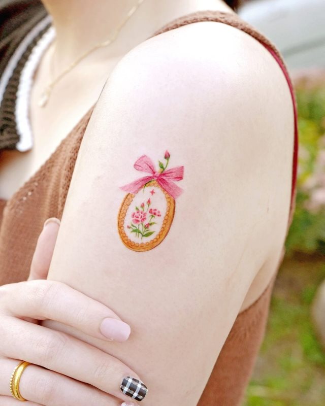 tattoo femenino flor pequena 21
