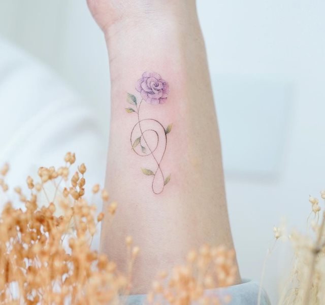 tattoo femenino flor pequena 25