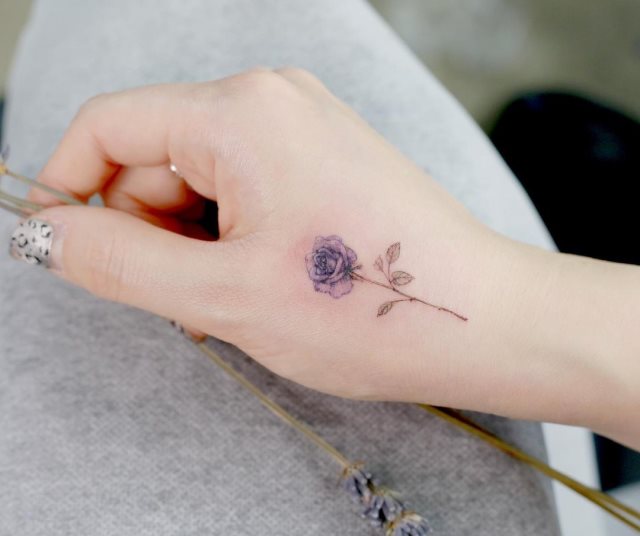 tattoo femenino flor pequena 26