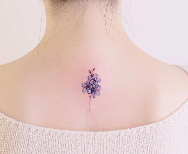 tattoo femenino flor pequena 27