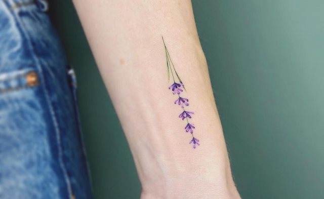 tattoo femenino flor pequena 29