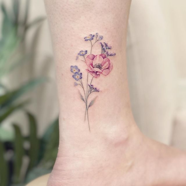 tattoo femenino flor pequena 30