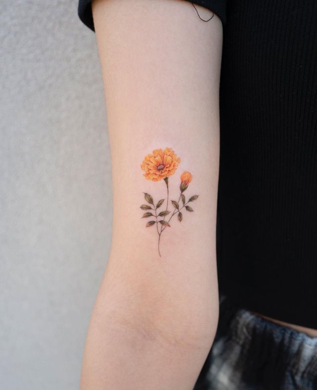 tattoo femenino flor pequena 31