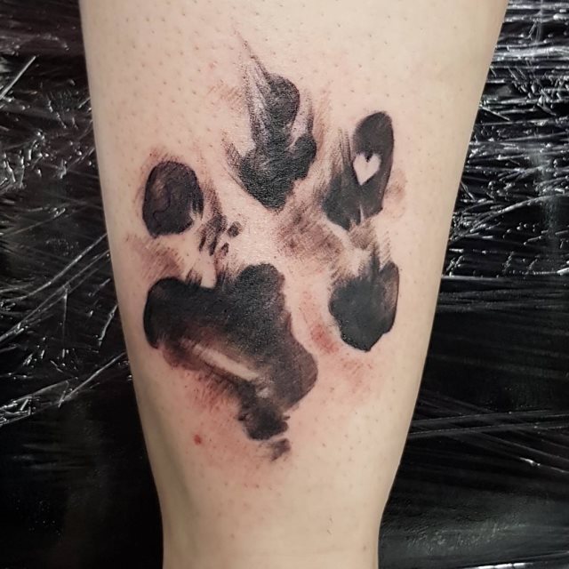 tattoo femenino huella pata de perro 01