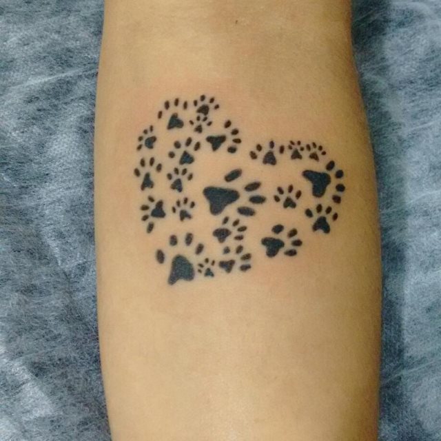 tattoo femenino huella pata de perro 06