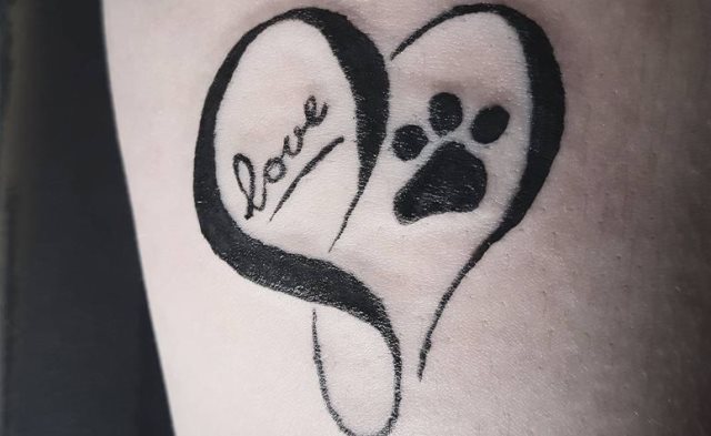 tattoo femenino huella pata de perro 11