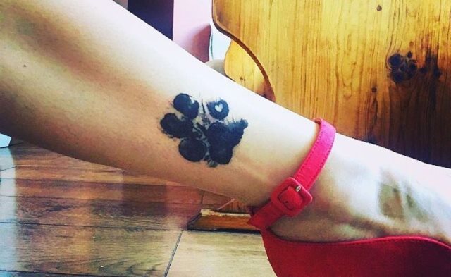 tattoo femenino huella pata de perro 12