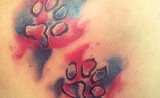 tattoo femenino huella pata de perro 17