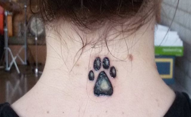 tattoo femenino huella pata de perro 18