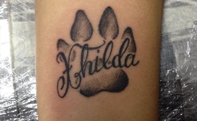tattoo femenino huella pata de perro 21