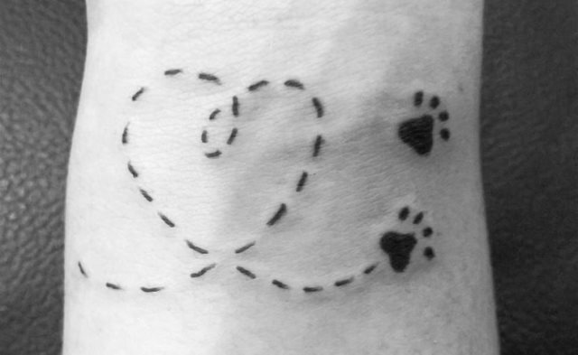tattoo femenino huella pata de perro 26