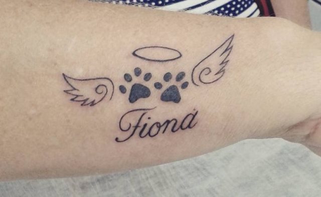 tattoo femenino huella pata de perro 37