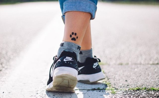 tattoo femenino huella pata de perro 44