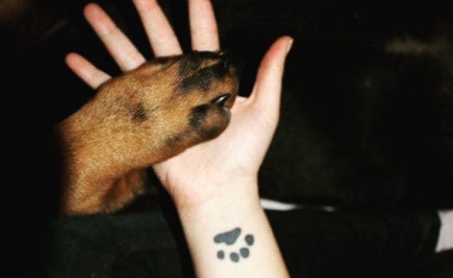 tattoo femenino huella pata de perro 45
