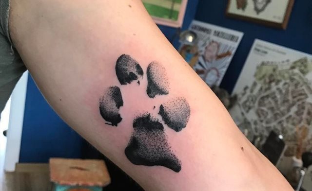 tattoo femenino huella pata de perro 47