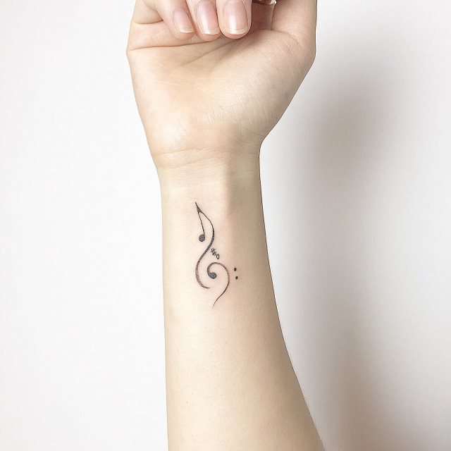 tattoo femenino musical 24