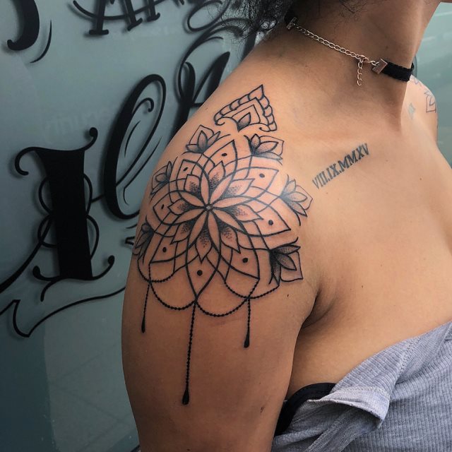 tattoo femenino para el hombro 104