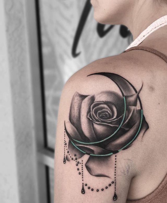 tattoo femenino para el hombro 111