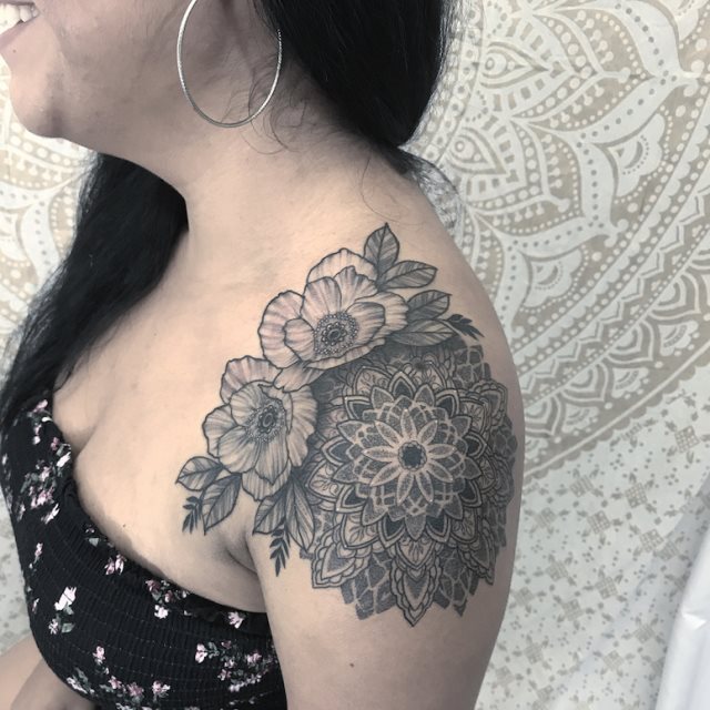 tattoo femenino para el hombro 155