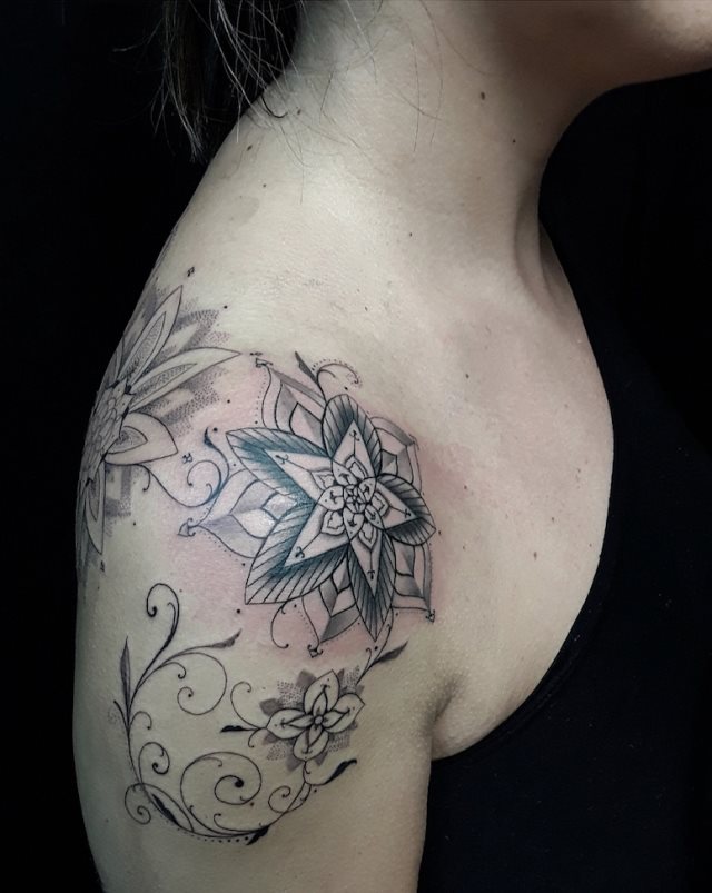 tattoo femenino para el hombro 219