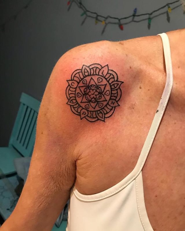 tattoo femenino para el hombro 99