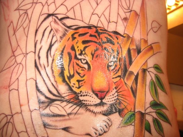 No est an terminado este tatuaje de un tigre descansando entre ramas, algunas de ellas an no coloreadas