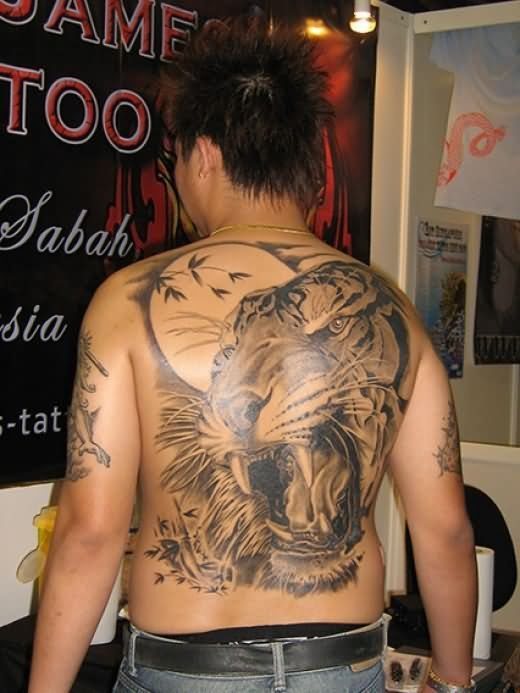 Con el uso de sombras de tinta negra se ha tatuado excelentemente este diseo de la cabeza de un tigre con una gran luna al fondo
