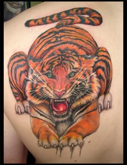 Un tigre que se arrastra por la espalda de este chico