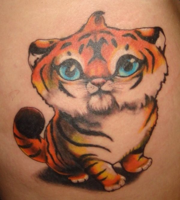 Divertido tatuaje de un tigre con aspecto infantil e incluso animado de grandes ojos azules