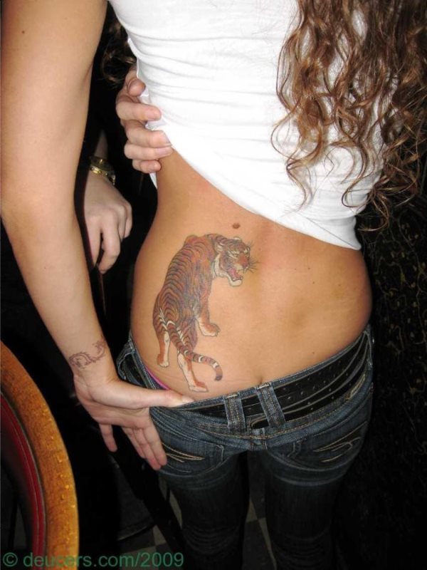 Esta chica lleva su tatuaje de tigre en la zona lumbar