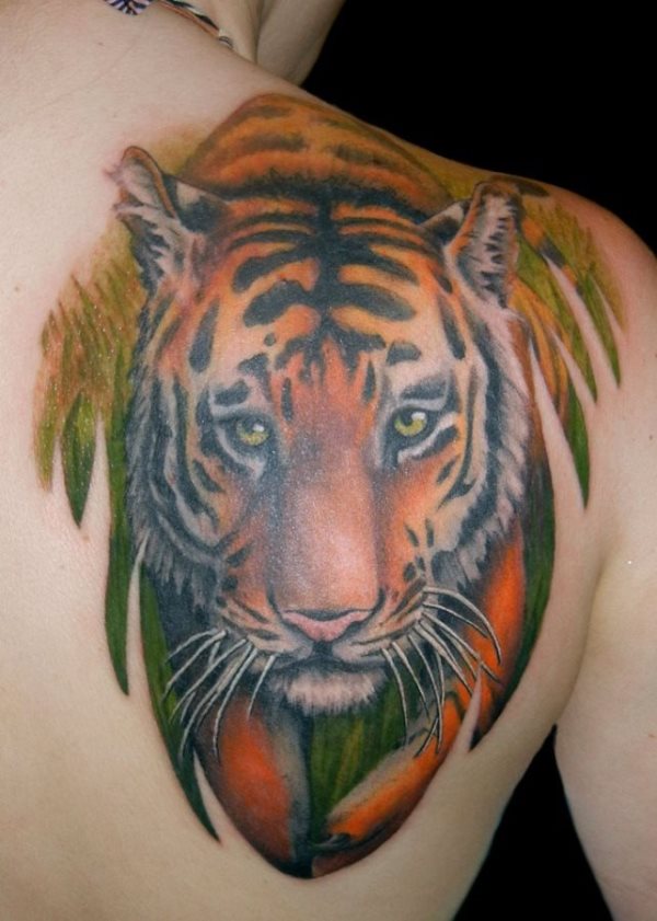 Muy bonito y colorido este diseo de la cabeza de un tigre en la espalda