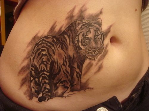 Esta chica lleva un tigre hecho con tinta negra en el abdomen