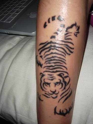 De nuevo, simples lneas negras crean un bonito tatuaje de un tigre