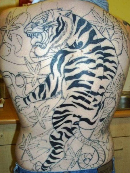 Este es sin duda el típico tigre que aparece en muchas tatuajes de estilo japonés aunque en este caso aún no está terminado y necesitas muchas horas