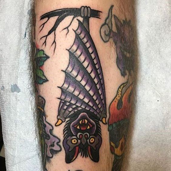 tatuaje tradicional murcielago para hombre 02
