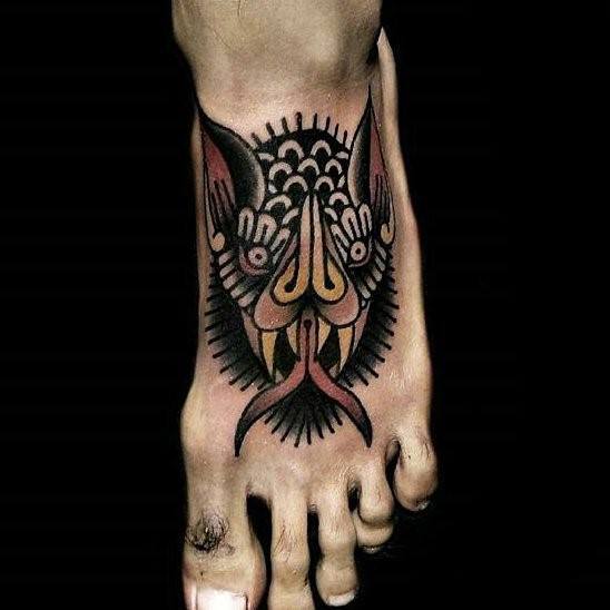 tatuaje tradicional murcielago para hombre 31
