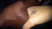 Pequeño tattoo con iniciales en la mano. Cada uno tiene las iniciales de la otra persona. El amor no entiende de color ni de razas!